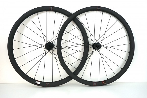 Reserve 34|37 Turbulent Aero m. Zipp Naben - Laufradsatz Rennard (12x100 / 12x142) disc-brake Center